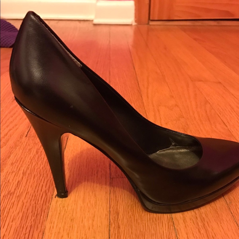 Black pumps
